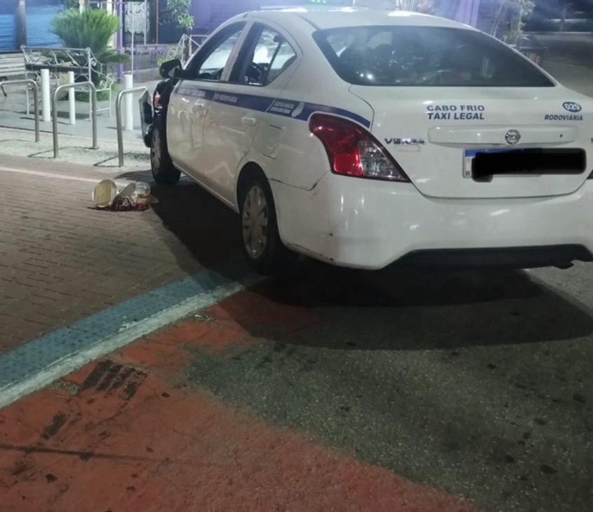 Furto e roubo terminam em prisão após batida em poste em Cabo Frio